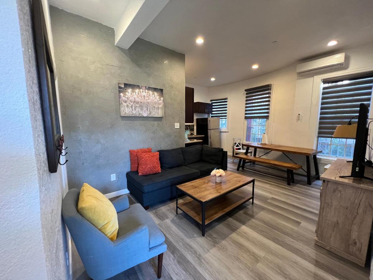 The Red In Downtown Angeles Appartement